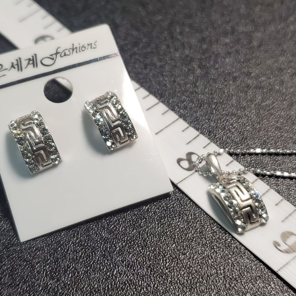 Set of Crystal Silver Tone Earring and Necklace - Picture 5 of 5